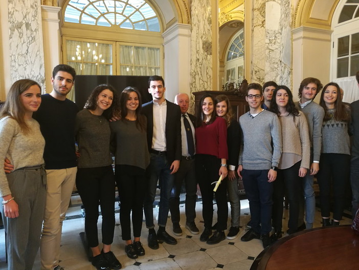 Consegnate questa mattina in Comune le borse di studio Gherzi agli alunni del Liceo Cassini diplomati con 100/100 e 100/100 con lode Consegnate questa mattina in Comune le borse di studio Gherzi agli alunni del Liceo Cassini diplomati con 100/100 e 100/100 con lode