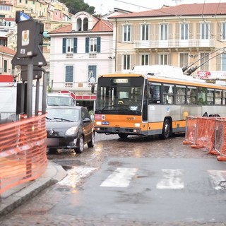 Sanremo: iniziati i lavori sui 'sampietrini' in via Asquasciati e piazza Colombo, ma il parcheggio selvaggio blocca il traffico (Foto e Video) Sanremo: iniziati i lavori sui 'sampietrini' in via Asquasciati e piazza Colombo, ma il parcheggio selvaggio blocca il traffico (Foto e Video)