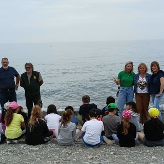 Vallecrosia, lezione all'aria aperta: i bimbi dell'Andrea Doria visitano l'associazione Marinai (Foto e video) Vallecrosia, lezione all'aria aperta: i bimbi dell'Andrea Doria visitano l'associazione Marinai (Foto e video)
