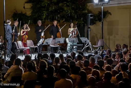 Cervo: oltre 400 spettatori ieri sul Sagrato dei Corallini per il concerto dei ‘Berliner Philarmoniker’ e Tatjana Vassiljeva (Foto e Video) Cervo: oltre 400 spettatori ieri sul Sagrato dei Corallini per il concerto dei ‘Berliner Philarmoniker’ e Tatjana Vassiljeva (Foto e Video)