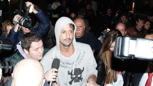 Sanremo: in piazza Bresca arrivano Belen e Corona ed è delirio di fotografi e fans Sanremo: in piazza Bresca arrivano Belen e Corona ed è delirio di fotografi e fans