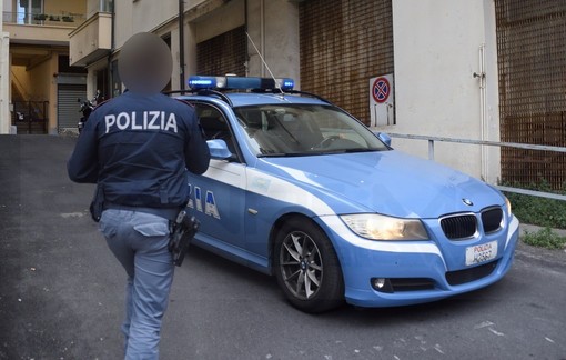 Sanremo: blitz della Polizia questa sera in via Astraldi, fermate 4 persone nel contrasto al traffico di droga (Foto)
