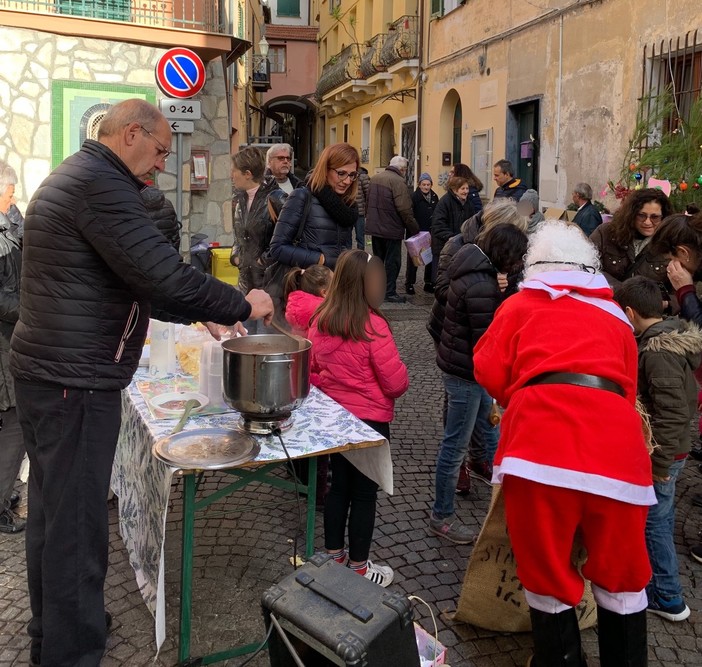 Imperia: grande festa ieri a Costa d'Oneglia per l'arrivo di Babbo Natale, tanti i bambini con i genitori (Foto)