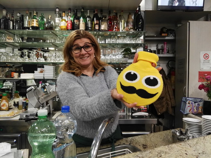 Sanremo: freddo intenso una boule d'acqua calda ai clienti del Dumi Bar in via Manzoni Sanremo: freddo intenso una boule d'acqua calda ai clienti del Dumi Bar in via Manzoni