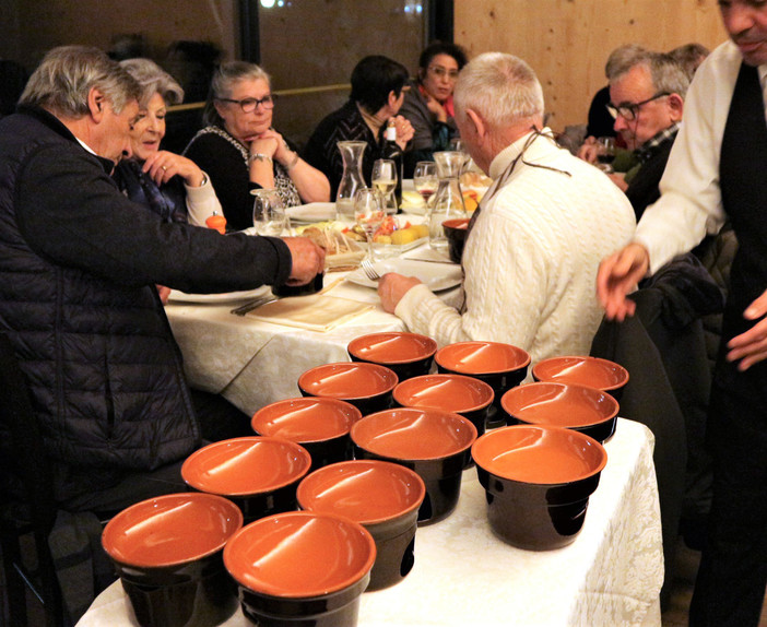 Sanremo: grande successo per la serata dedicata alla Bagna Cauda del Ristorante del Villaggio dei Fiori con lo storytelling del giornalista Claudio Porchia