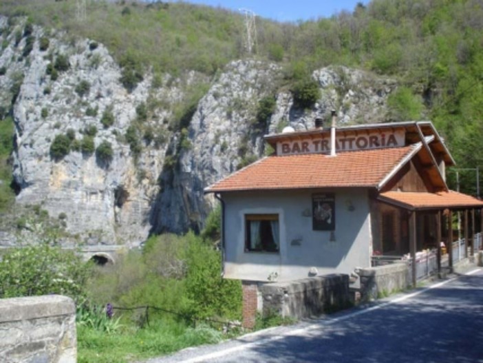 Triora: cambiano i tempi e purtroppo chiude anche il 'Bar Trattoria Loreto', il saluto dei titolari ai clienti Triora: cambiano i tempi e purtroppo chiude anche il 'Bar Trattoria Loreto', il saluto dei titolari ai clienti