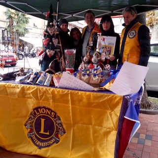 Sabato scorso la bancarella benefica curata dal comitato 'Signore' del Lions Club locale Sabato scorso la bancarella benefica curata dal comitato 'Signore' del Lions Club locale