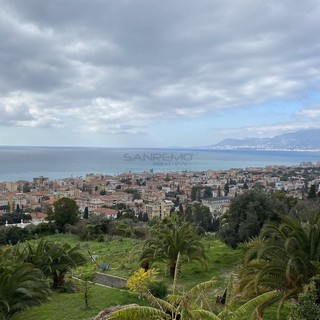 Bordighera: tenta di rapinare un supermercato del centro e minaccia le commesse con un coltello, arrestato