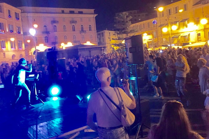 Sanremo: grande successo ieri sera in piazza Colombo per 'Balliamoci l'estate' con Gianni Rossi Sanremo: grande successo ieri sera in piazza Colombo per 'Balliamoci l'estate' con Gianni Rossi
