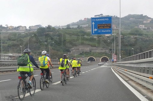 Sanremo: carovana di ciclisti sull'Aurelia Bis fatta uscire dalla Stradale, occorre maggiore attenzione