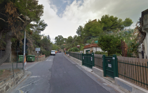 Sanremo: roccia rischia di cadere sulla strada da un terreno privato, da domani senso unico a Bussana Mare