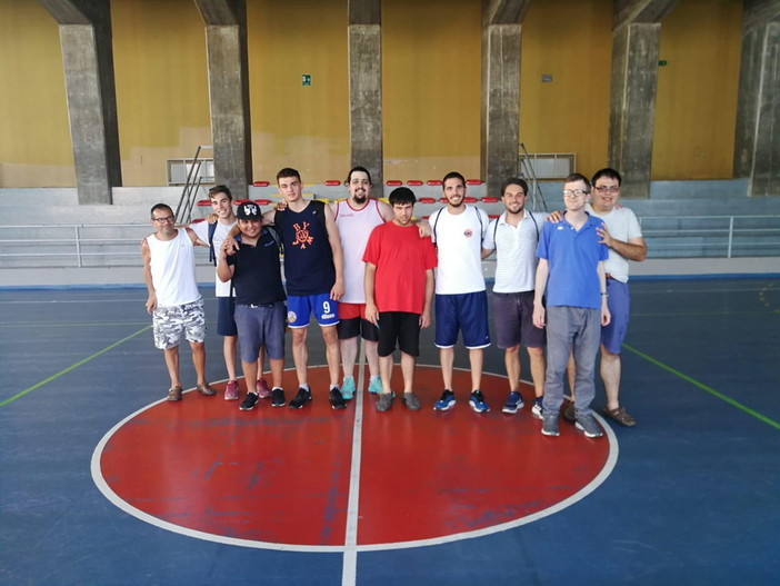 Imperia: un bel pomeriggio di sport con i ragazzi dell'Anffas per la prima squadra del Bki (Foto)
