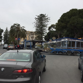 Sanremo: lascia l'auto in divieto ed una bisarca non riesce a passare, traffico in tilt in corso Nazario Sauro
