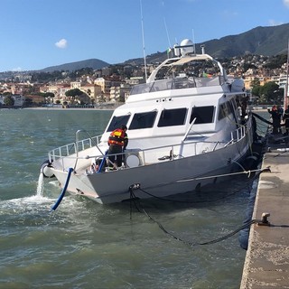 Sanremo: vento forte e mare in tempesta, yacht imbarca acqua in navigazione e rischia di affondare (Foto e Video) Sanremo: vento forte e mare in tempesta, yacht imbarca acqua in navigazione e rischia di affondare (Foto e Video)