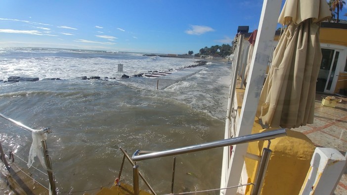 Sanremo: distrutti dalla forza del mare e del vento i bagni 'Lido Fontana' sull'Imperatrice (Foto)