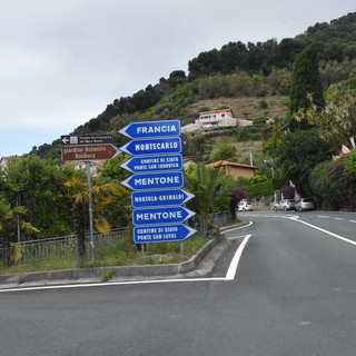 Ventimiglia: camion 'strappa' via cavi e luci nell'ultima galleria prima del confine, Aurelia chiusa a Latte