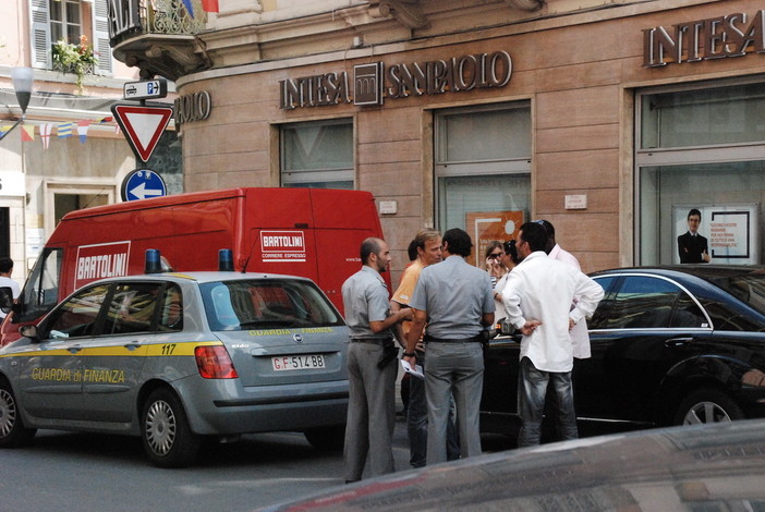 Sanremo: maxi blitz della Guardia di Finanza contro la merce contraffatta Sanremo: maxi blitz della Guardia di Finanza contro la merce contraffatta
