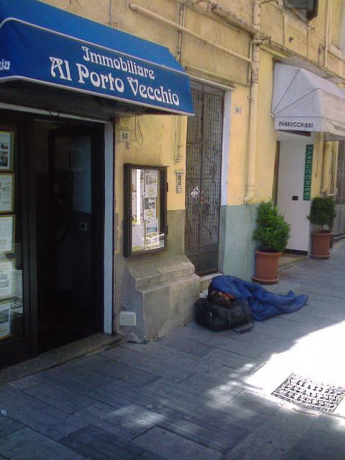 Sanremo: lettore "Non abbiamo fiori nelle fioriere ma barboni che dormono in strada!"