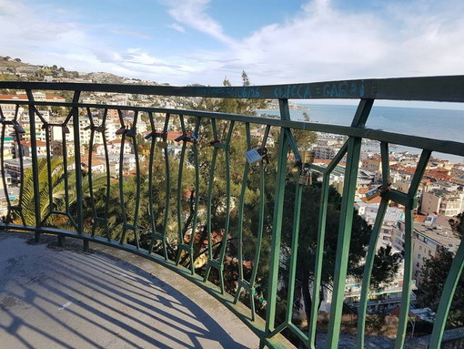 Sanremo: dopo Roma e Verona il gruppo dei 'mugugni' lancia l'idea del 'Belvedere degli innamorati' Sanremo: dopo Roma e Verona il gruppo dei 'mugugni' lancia l'idea del 'Belvedere degli innamorati'