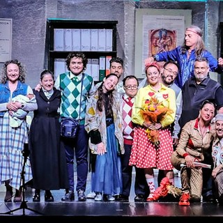 Bordighera, commedia e solidarietà: grande successo per il debutto di "Benvenuta Memole" Bordighera, commedia e solidarietà: grande successo per il debutto di "Benvenuta Memole"