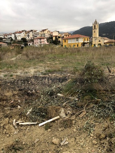 Ventimiglia: lettrice di frazione Bevera chiede la pulizia di uno spazio abbandonato per far giocare i bambini Ventimiglia: lettrice di frazione Bevera chiede la pulizia di uno spazio abbandonato per far giocare i bambini