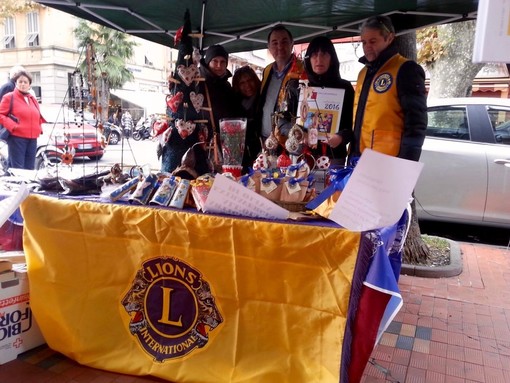 Sabato scorso la bancarella benefica curata dal comitato 'Signore' del Lions Club locale Sabato scorso la bancarella benefica curata dal comitato 'Signore' del Lions Club locale