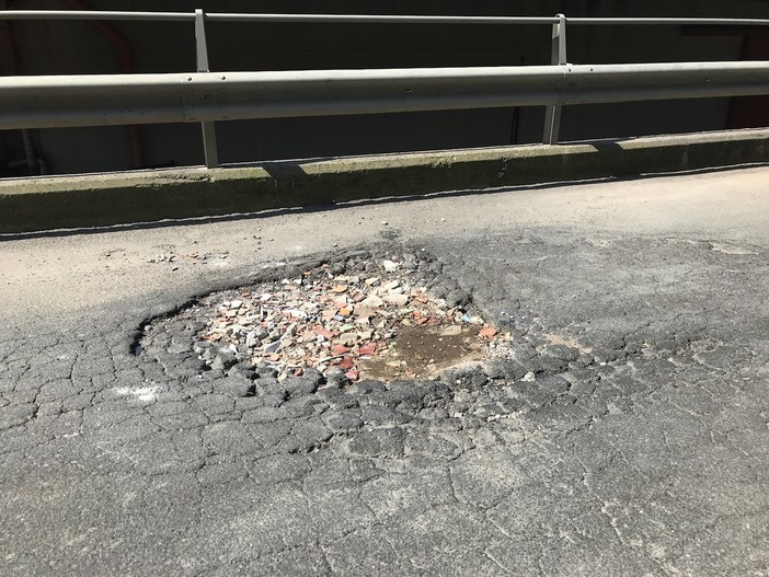 La buca tappata con una soluzione 'fai da te' La buca tappata con una soluzione 'fai da te'