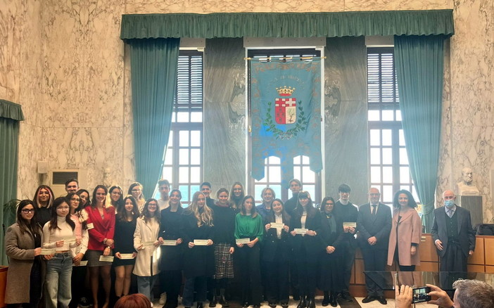 Imperia, consegnate le borse di studio Ughes Regolo a 23 studenti meritevoli Imperia, consegnate le borse di studio Ughes Regolo a 23 studenti meritevoli