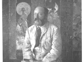 Clarence Bicknell seduto davanti al paravento Piana Clarence Bicknell seduto davanti al paravento Piana