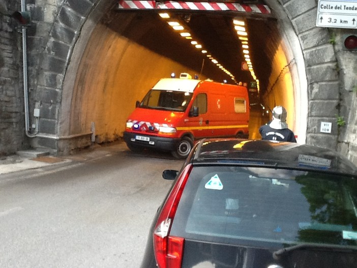 Lieve incidente stradale all'imbocco del tunnel del Colle di Tenda: disagi e lunghe code Lieve incidente stradale all'imbocco del tunnel del Colle di Tenda: disagi e lunghe code