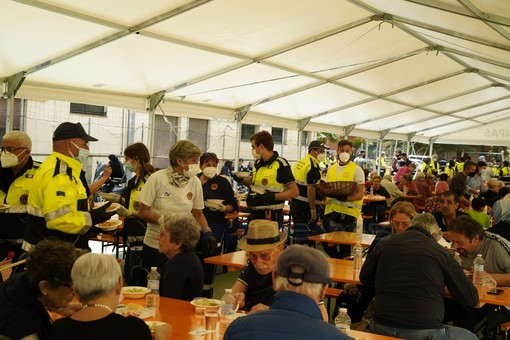 Taggia: distribuiti 600 pasti agli sfollati e ai volontari presenti al centro di accoglienza (Foto e Video) Taggia: distribuiti 600 pasti agli sfollati e ai volontari presenti al centro di accoglienza (Foto e Video)