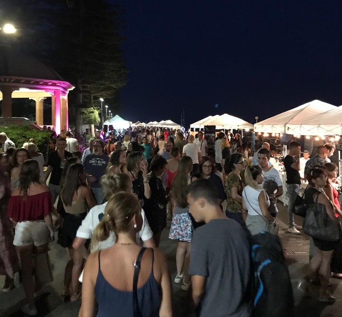 ‘Bordighera un Mare di Sapori’ sul lungomare della città delle palme ‘Bordighera un Mare di Sapori’ sul lungomare della città delle palme