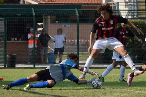 Besmir Balla, qua in azione con la maglia dell'Argentina Arma, potrebbe essere secondo indiscrezioni un nome nell'agenda della Sanremese