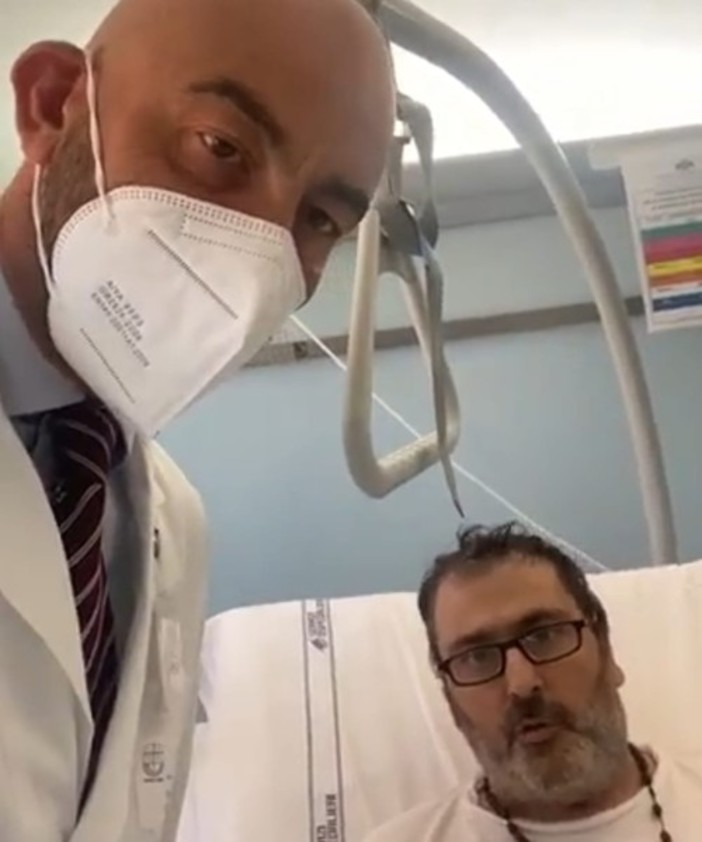 Non vaccinato finisce in terapia intensiva al San Martino lancia l'appello "Non fate come me" (Video) Non vaccinato finisce in terapia intensiva al San Martino lancia l'appello "Non fate come me" (Video)