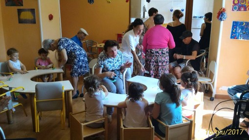 Taggia: gli anziani del centro per malati di alzheimer di Casa Serena in visita ai bimbi dell'asilo domiciliare “Le Bollicine” (Foto) Taggia: gli anziani del centro per malati di alzheimer di Casa Serena in visita ai bimbi dell'asilo domiciliare “Le Bollicine” (Foto)