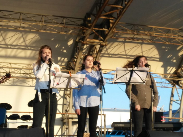 La band Red Hot Chilli Iezzi del Liceo Cassini di Sanremo ieri al Molo delle Tartarughe di Diano Marina (Foto)