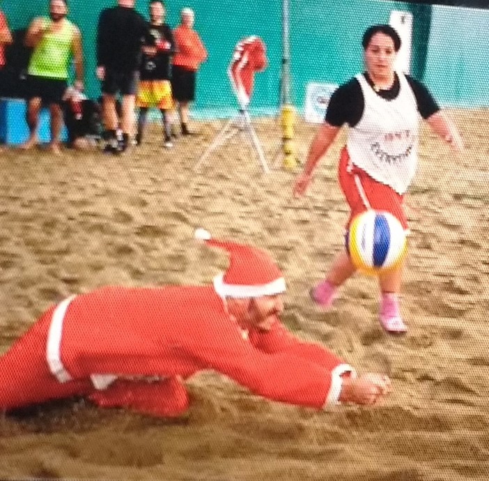 Beach Volley. Allegria e divertimento dal Babbo Natale griffato GV Sport