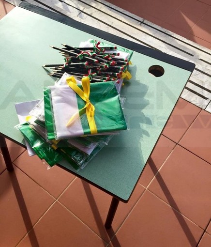 Riva Ligure: il Sindaco di Riva Ligure Giorgio Giuffra regala bandiere italiane e matite con il tricolore agli scolari