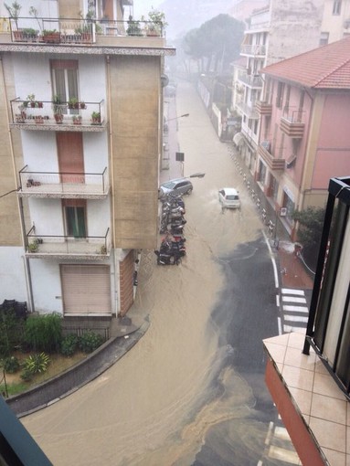 Sanremo. le immagini scattate de un lettore mentre il violento nubifragio imperversava su zona Baragallo Sanremo. le immagini scattate de un lettore mentre il violento nubifragio imperversava su zona Baragallo