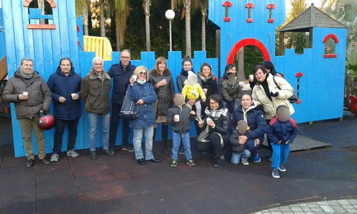 Sanremo: un brindisi tra genitori ed Amministrazione per la sistemazione dei giardini di Villa del Sole (Foto) Sanremo: un brindisi tra genitori ed Amministrazione per la sistemazione dei giardini di Villa del Sole (Foto)