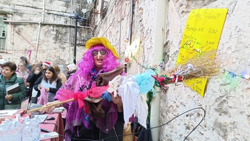 Musica, giochi, racconti, dolcetti e caramelle: la Befana arriva a Ventimiglia Alta (Foto) Musica, giochi, racconti, dolcetti e caramelle: la Befana arriva a Ventimiglia Alta (Foto)