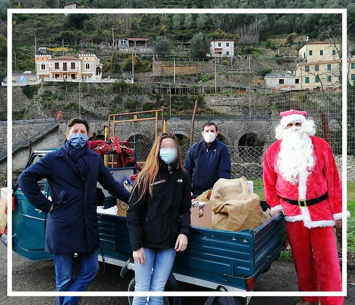 Badalucco: Babbo Natale e l'amministrazione comunale portano un carico di libri ai bimbi delle scuole Badalucco: Babbo Natale e l'amministrazione comunale portano un carico di libri ai bimbi delle scuole