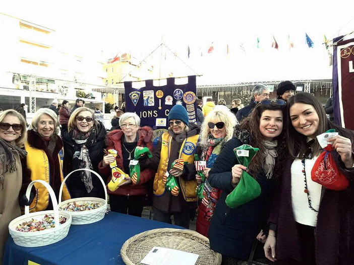 Sanremo: la Befana dei Lions nel pomeriggio di ieri nel centro della città per consegnare doni ai bambini