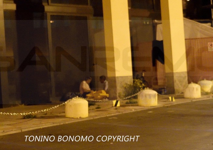 Sanremo: bivacco dietro il mercato Annonario di via Martiri, le foto e le storie di persone tentano di andare avanti