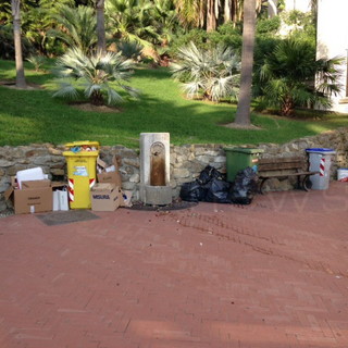 Sanremo: bidoni all'ingresso di Villa Ormond, le rimostranze del nostro lettore Paolo