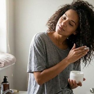 Balsamo capelli ricci: idratazione e definizione senza peso