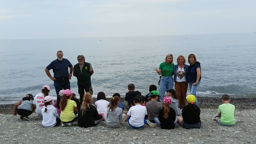 Vallecrosia, lezione all'aria aperta: i bimbi dell'Andrea Doria visitano l'associazione Marinai (Foto e video)