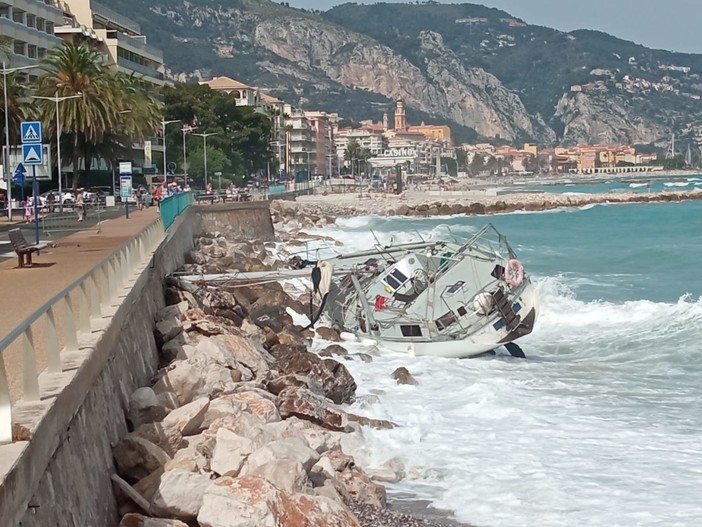 Vento e mareggiata, a Mentone una barca a vela si schianta sugli scogli (Foto)
