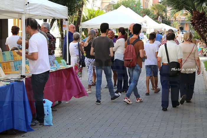 Bordighera: anche ieri il pienone in corso Italia per la seconda giornata del 'Book Festival' (Foto) Bordighera: anche ieri il pienone in corso Italia per la seconda giornata del 'Book Festival' (Foto)