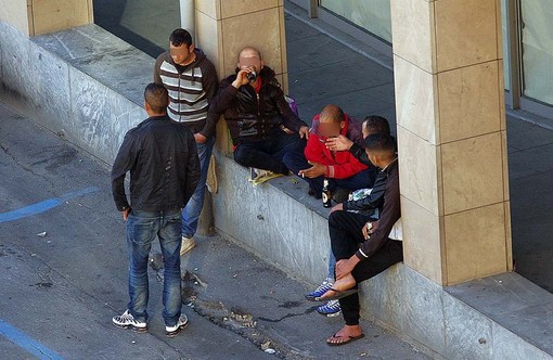 Sanremo: bivacchi di extracomunitari in piazza Eroi, lettore "In quella zona una puzza incredibile!" Sanremo: bivacchi di extracomunitari in piazza Eroi, lettore "In quella zona una puzza incredibile!"